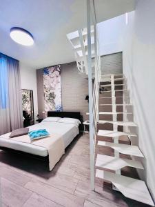 1 dormitorio con 1 cama y escalera de caracol en Le Stanze Guesthouse, en Morciano di Romagna