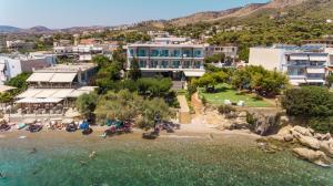 una vista aérea de un complejo con gente en la playa en Hotel Kakanakos, en Loutra Oraias Elenis