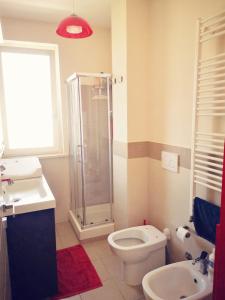 y baño con ducha, aseo y lavamanos. en Delizioso appartamento nel cuore Castelli Romani en Marino