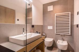 A bathroom at Apartement Franzl
