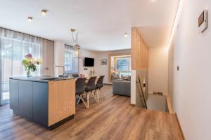 A kitchen or kitchenette at Apartement Franzl