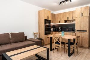 een woonkamer met een bank en een tafel bij Apartment ARIA in Velingrad