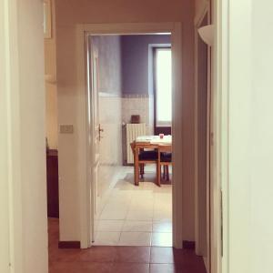 a hallway leading to a dining room with a table at Le Affinità Selettive in Turin