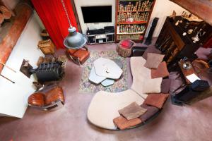 vista sul soffitto di un soggiorno con tavolo e sedie di L'Audace a Mâcot La Plagne