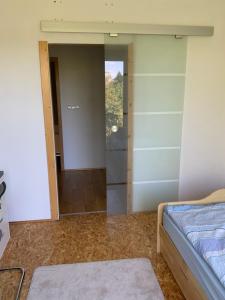 Postel nebo postele na pokoji v ubytování Ferien/ Monteurzimmer mit gemeinsam Wozi, Kü, Bad, WLAN