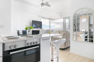 Η κουζίνα ή μικρή κουζίνα στο Horizon Bay 1106 Beachfront Self-catering APT by HMH