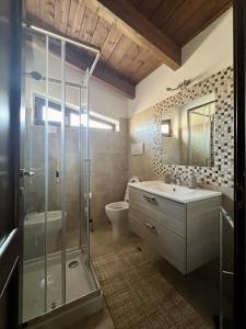 W łazience znajduje się prysznic, umywalka i toaleta. w obiekcie Malies B&B w mieście Benewent