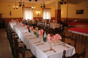 Reštaurácia alebo iné gastronomické zariadenie v ubytovaní Hotel Cantaleone