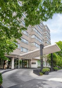 un gran edificio con un dosel delante en The Dupont Circle Hotel en Washington