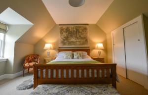 sypialnia z łóżkiem, 2 lampami i krzesłem w obiekcie Achanlochan Farm w mieście Taynuilt