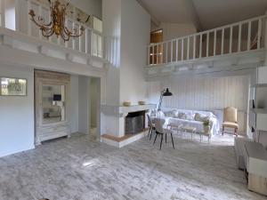 un salon avec un canapé, une table et des chaises dans l'établissement Villa 'Andercool' avec piscine utilisable en toutes saisons, à Andernos-les-Bains 35 autres photos