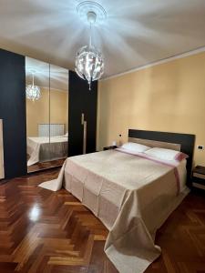 sypialnia z dużym łóżkiem i dużym lustrem w obiekcie Malies B&B w mieście Benewent