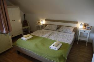 Säng eller sängar i ett rum på Family apartment on Repečnik farm in Gorje, Bled