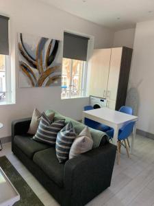 Кът за сядане в Beautiful 2-Bed Apartment in Southend-on-Sea