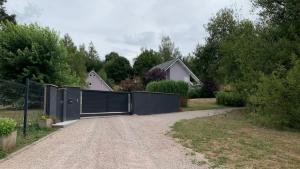 una entrada con una puerta y una casa en Chalet l Écrin Vert, en Plaine