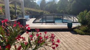 Bazén v ubytovaní Chalet l Écrin Vert alebo v jeho blízkosti