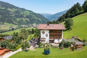 een luchtzicht op een huis op een heuvel bij Apartments Fleidl in Zell am Ziller