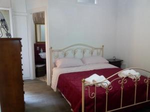 una camera da letto con un grande letto con una coperta rossa di Pellegrino 75 Actual a Roma