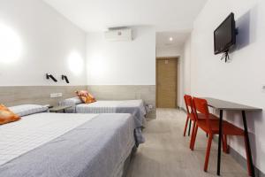 TV a/nebo společenská místnost v ubytování Hostal Castilla II Puerta del Sol