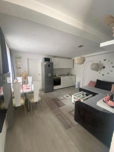 een woonkamer met een bank en een tafel bij Fairytale Apartment in Sarajevo