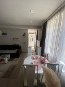 een woonkamer met een witte tafel en stoelen bij Fairytale Apartment in Sarajevo