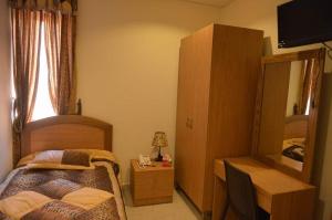 TV a/nebo společenská místnost v ubytování Hotel St Jean