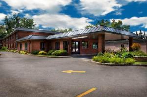 un edificio con un estacionamiento delante de él en Motel Idéal Ste-Rose, en Laval