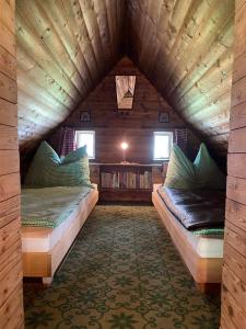 a room with two beds in a log cabin at Berghütte Waldheimat in Ratten