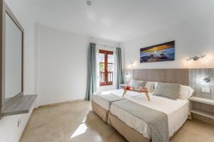Кровать или кровати в номере Klayman Olivina Aparthotel