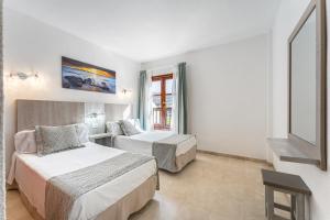 Кровать или кровати в номере Klayman Olivina Aparthotel