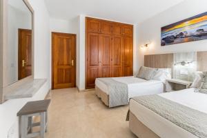 Кровать или кровати в номере Klayman Olivina Aparthotel