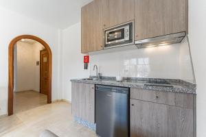 Кухня или мини-кухня в Klayman Olivina Aparthotel
