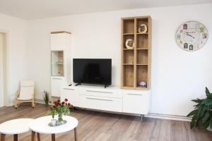 una sala de estar con TV en un armario blanco en Ferienwohnung Möller - a64524, 