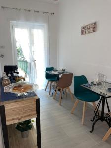 una stanza con tavoli e sedie e un tavolo con un piatto di cibo di Anfra B&B a Napoli