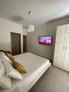 una camera con letto e TV a parete di Anfra B&B a Napoli