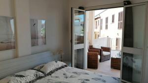 A bed or beds in a room at Appartamento incantevole con piscina