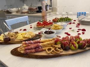 een tafel met een heleboel verschillende soorten voedsel bij iannet in Alberobello