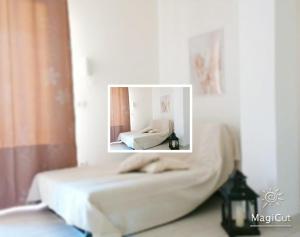 A bed or beds in a room at Appartamento incantevole con piscina