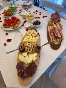 einen Tisch mit Vorspeisen und Speisen darauf in der Unterkunft iannet in Alberobello