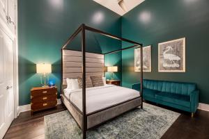 1 dormitorio con cama con dosel y sofá en The Endymion en Nueva Orleans