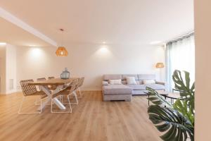 uma sala de estar com uma mesa e um sofá em Bravissimo Falcó, 3 bedrooms and balcony em Girona