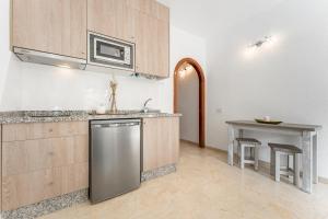 Кухня или мини-кухня в Klayman Olivina Aparthotel
