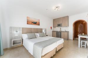 Кухня или мини-кухня в Klayman Olivina Aparthotel
