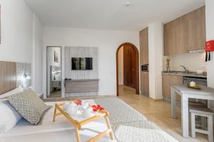 Кухня или мини-кухня в Klayman Olivina Aparthotel
