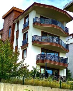 un edificio con balcones en un lateral en YELKEN PANSİYON Sinop en Sinope