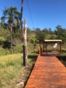 una pasarela de madera que conduce a un cenador en Fazendinha Jalapão en Ponte Alta do Tocantins