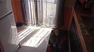a room with a window with the sun shining through at bel appartement dans une residence calme in Martil