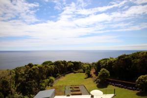 una vista aérea del océano desde una casa en Villa Capelinhos, en Capelo