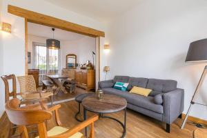 un salon avec un canapé et une table dans l'établissement Le Montrachet, à Dijon