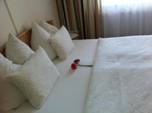 Postel nebo postele na pokoji v ubytování Atmoszféra Apartman